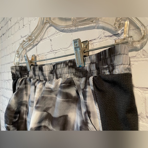 Under Armour Shorts - Picture 4 of 15